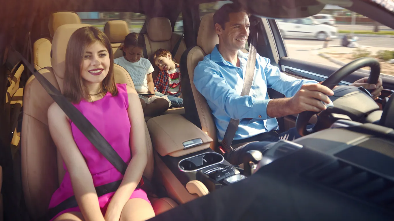 Familia viajando en un auto asegurado de uso particular