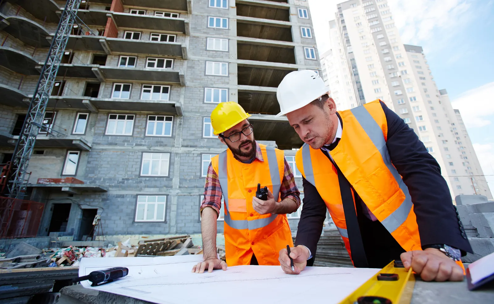 Trabajadores con casco de seguridad en una instalación