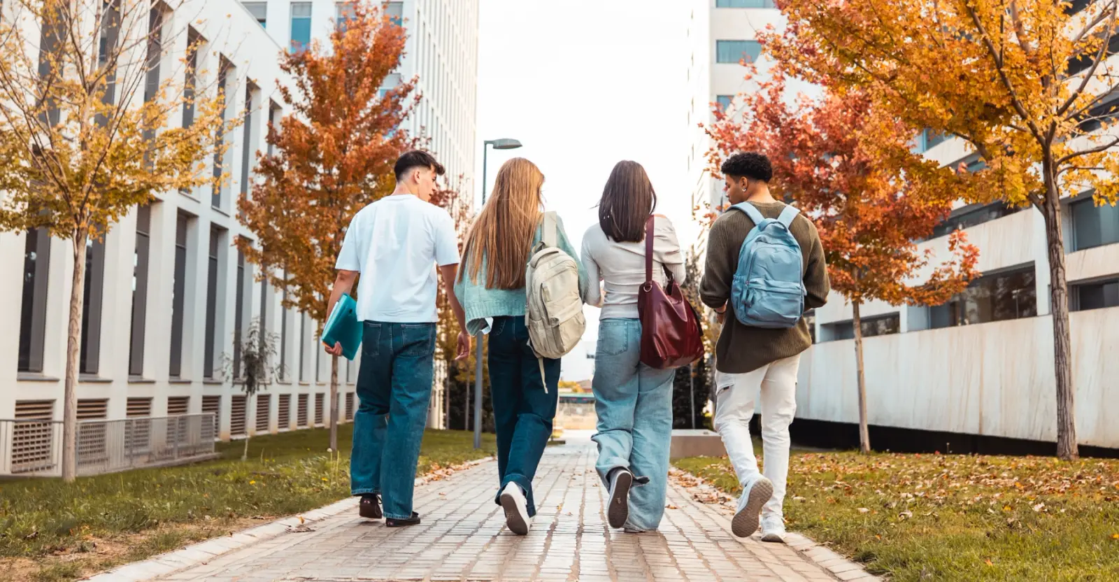 Estudiantes universitarios caminando por el campus