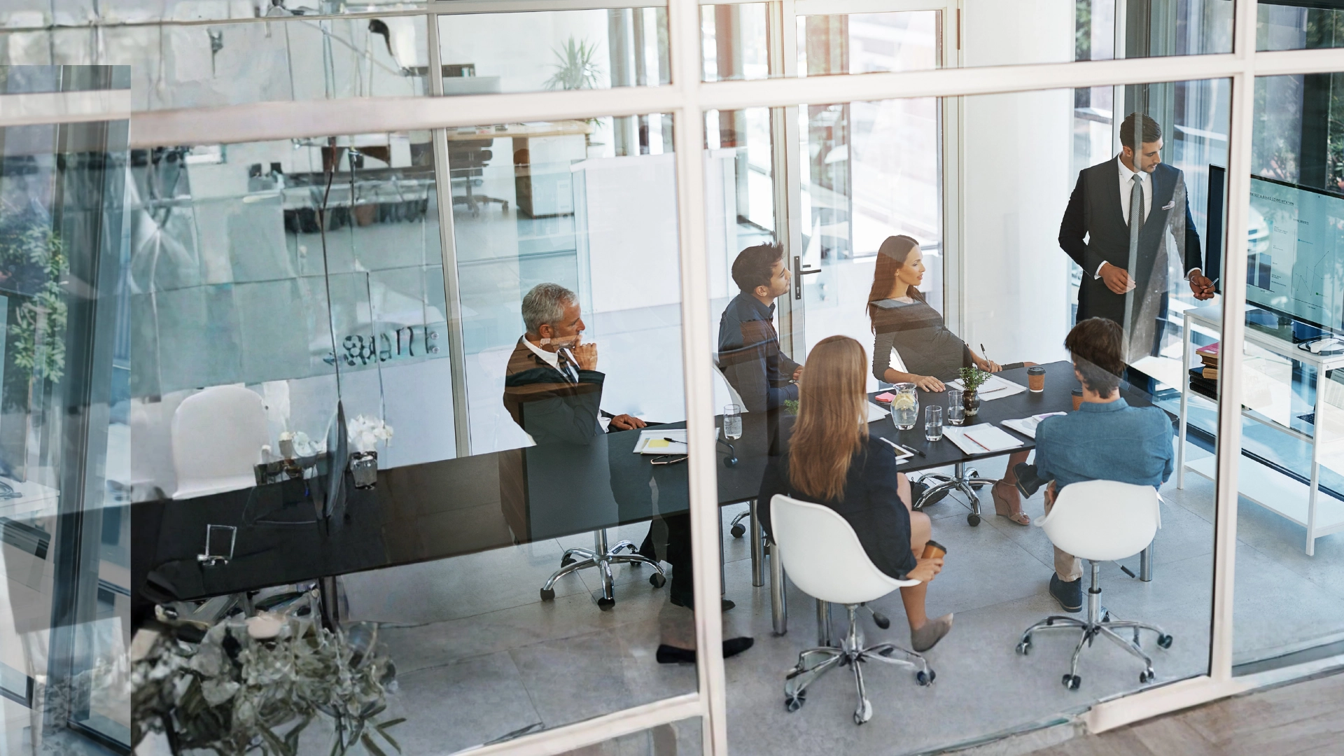 Junta directiva de una empresa revisando su programa de prestaciones