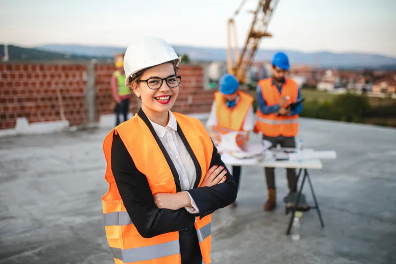 Equipo de una pequeña empresa mexicana en su lugar de trabajo