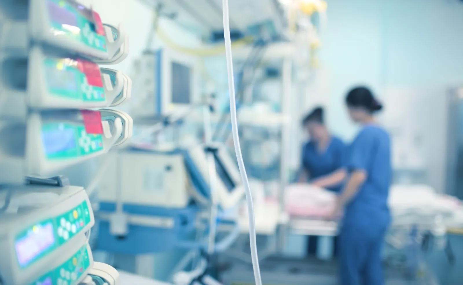 Quirófano de hospital privado equipado con tecnología médica de última generación