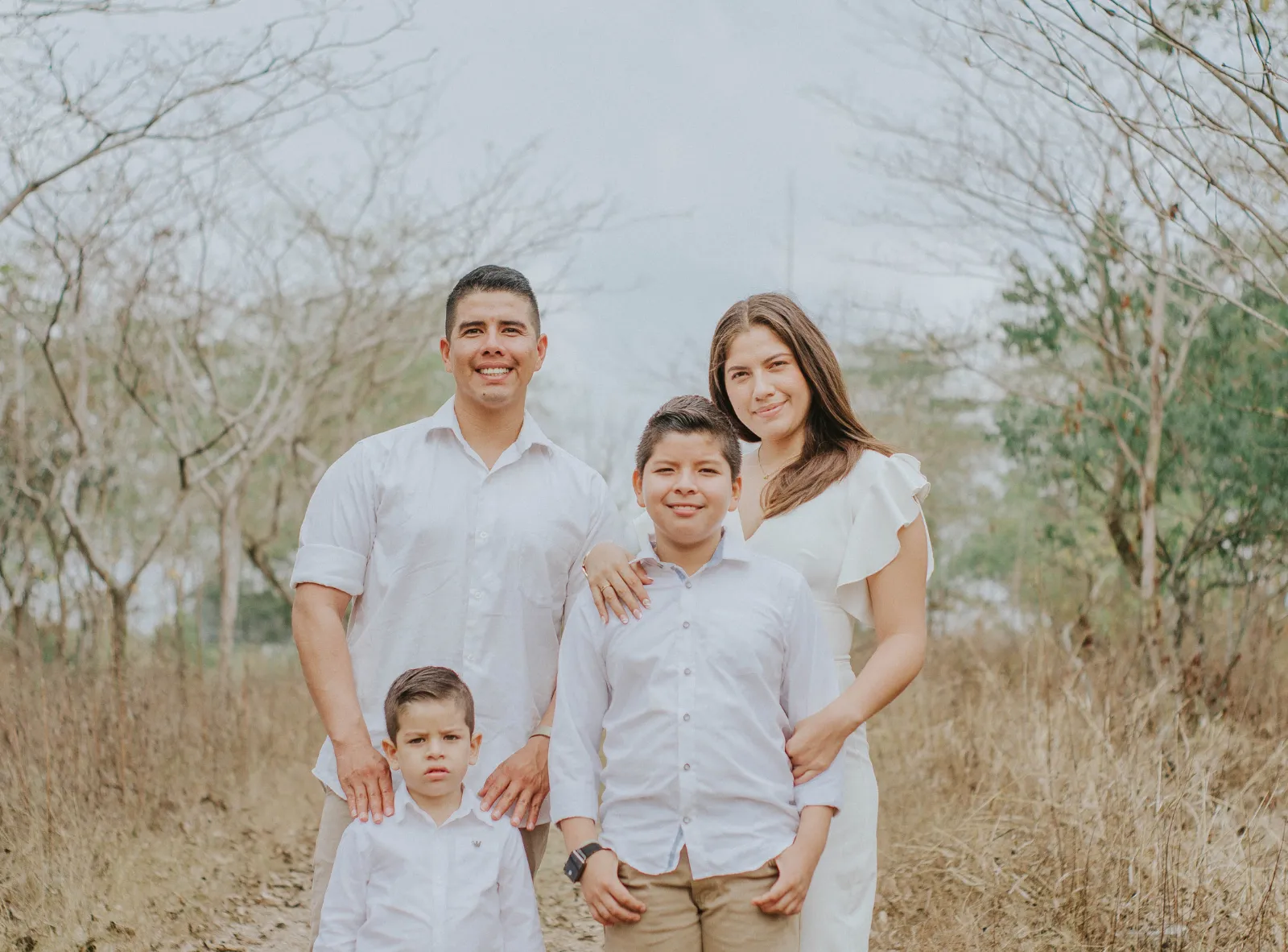 Familia mexicana de cuatro, con sus dos hijos, al aire libre