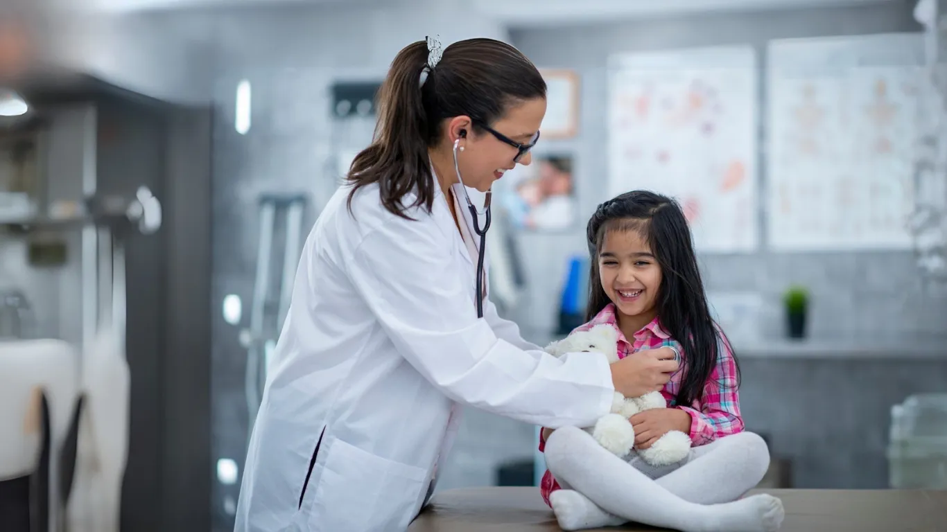 Niña en consulta médica cubierta por un seguro de gastos médicos mayores