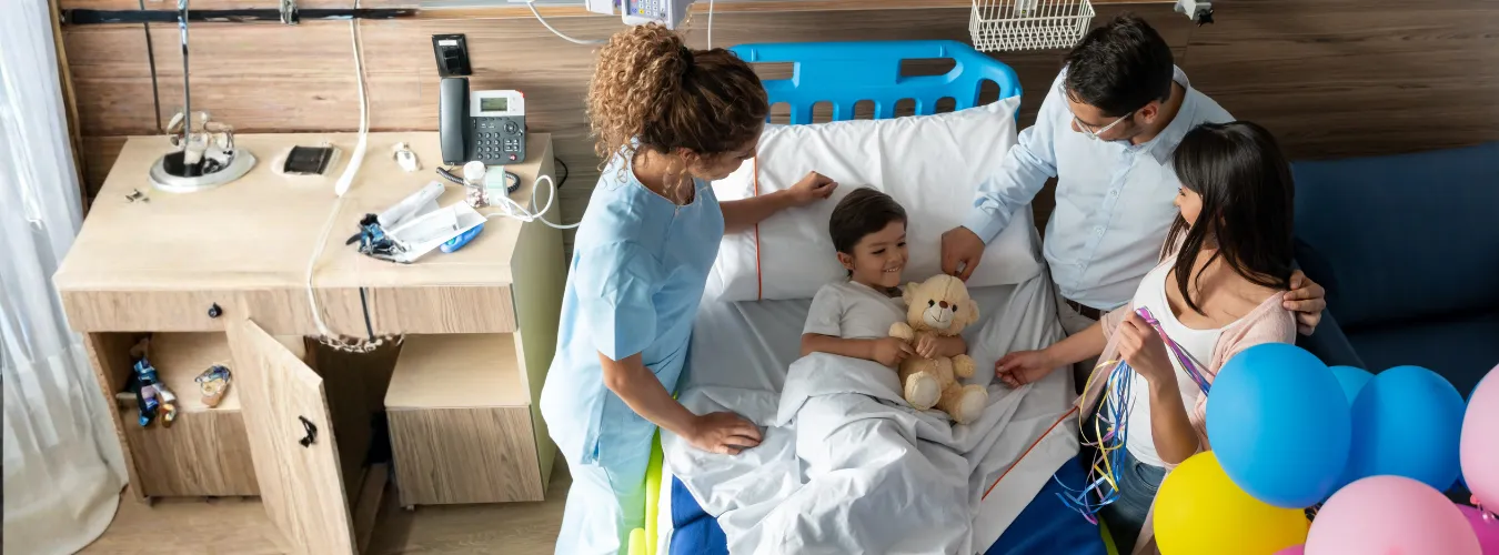 Familia acompañando a su hijo hospitalizado