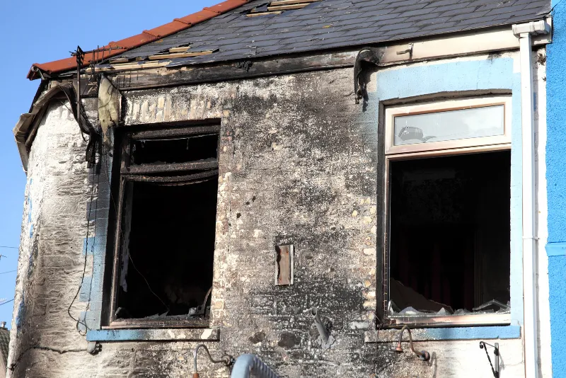 Casa con daños por incendio (cobertura de daños al inmueble)