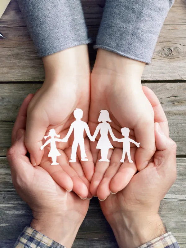 Manos de la familia formando un círculo de protección