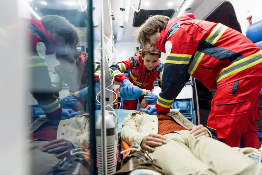 Paramédicos atendiendo a un paciente dentro de una ambulancia