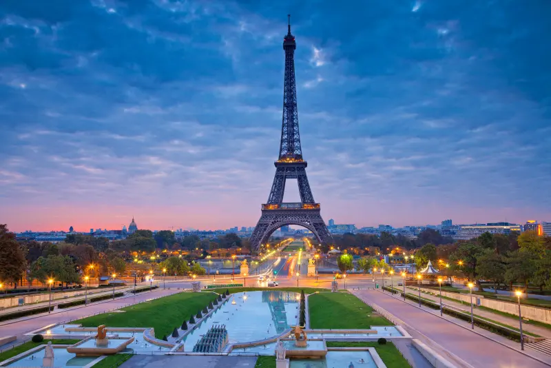 Torre Eiffel al atardecer, destino del espacio Schengen